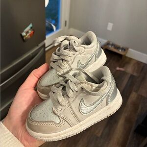 Silver Nike dunks size 5c